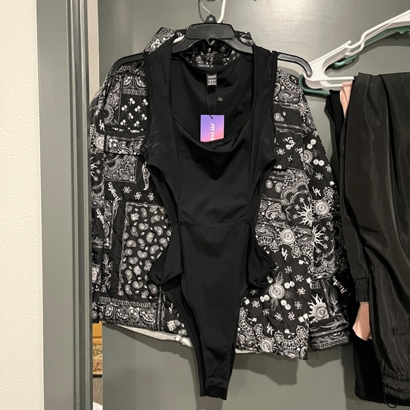 Cut Out Bodysuit - Picture 2 of 3